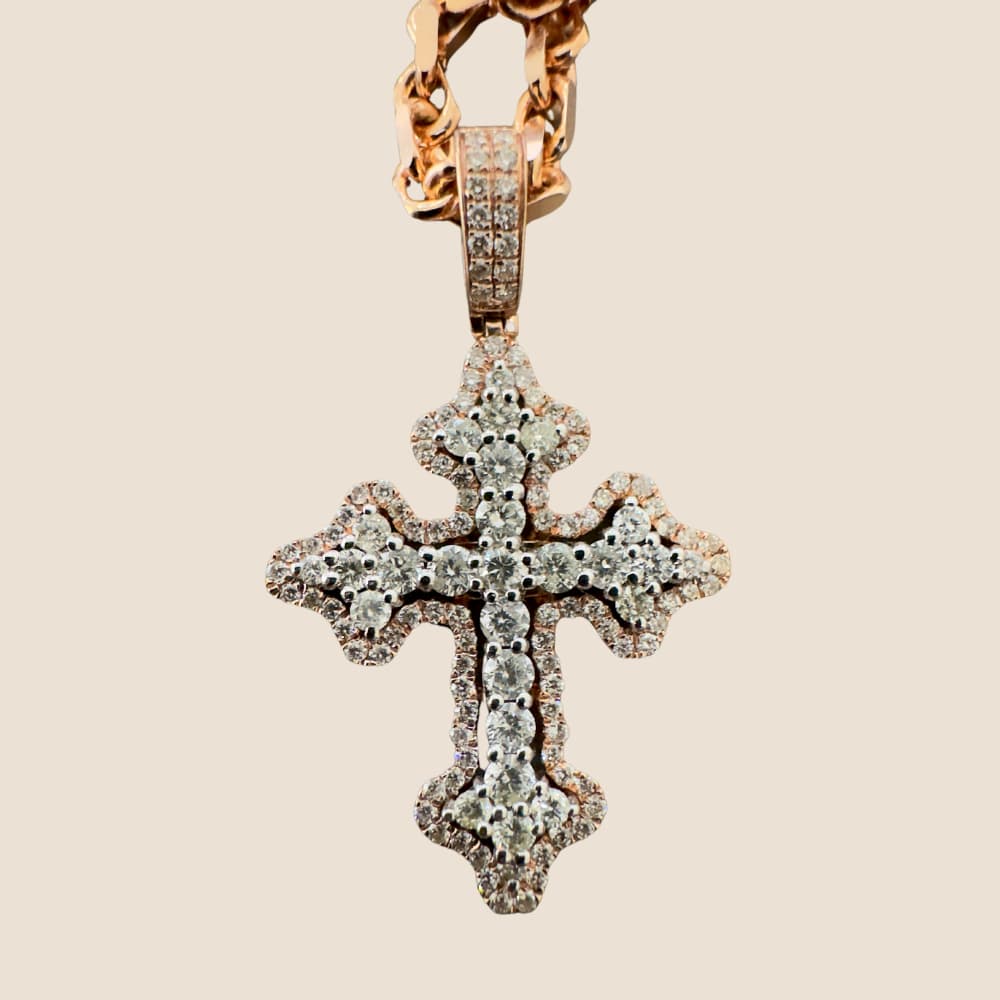 Colgante de cruz de diamantes adornado con flores