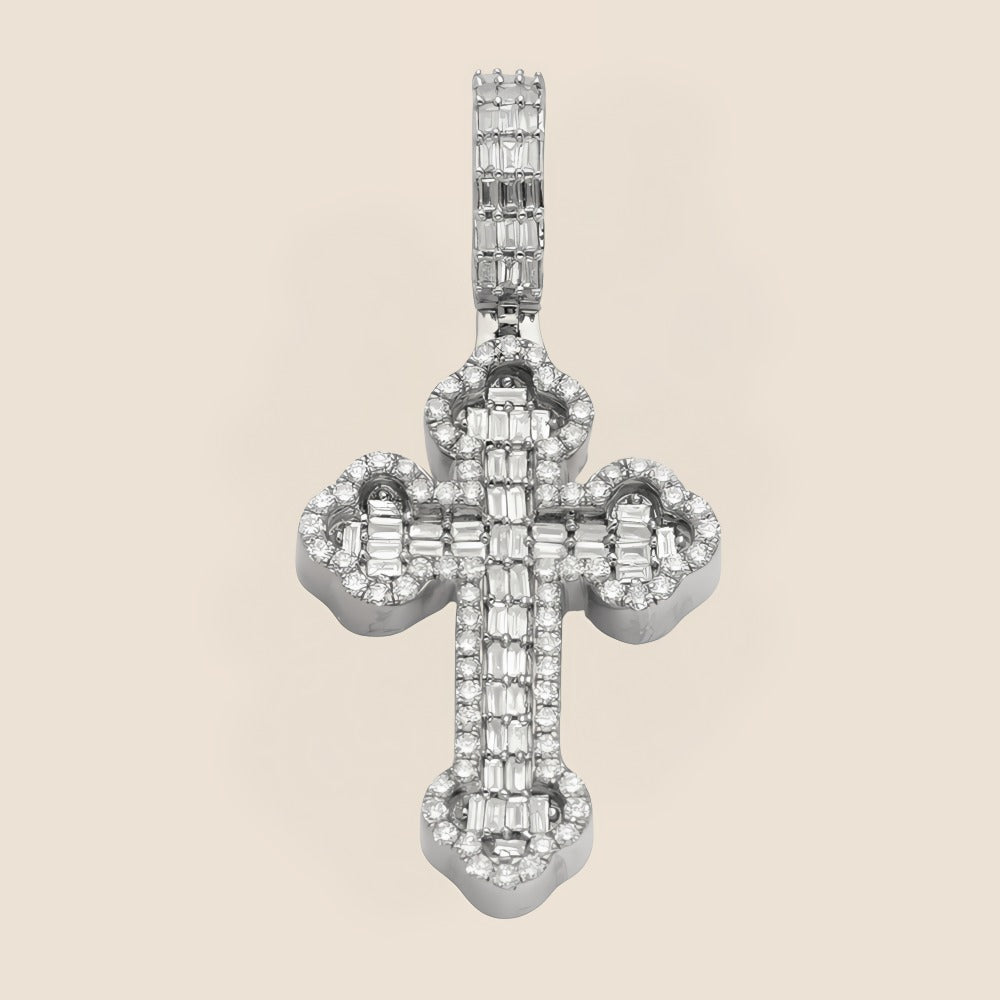 Colgante con cruz de diamantes y flor de lis de talla baguette