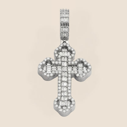 Colgante con cruz de diamantes y flor de lis de talla baguette